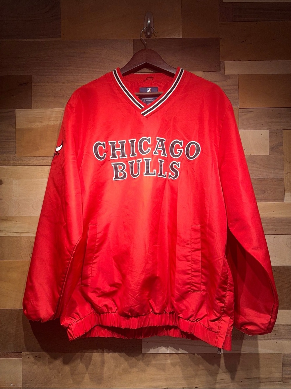 G-III Chicago Bulls NBA V-Neck Pullover Windbreaker Jacket